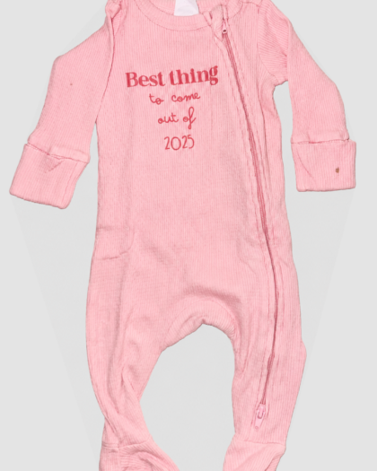 Grenouillère bébé rose côtelée zippée avec inscription
