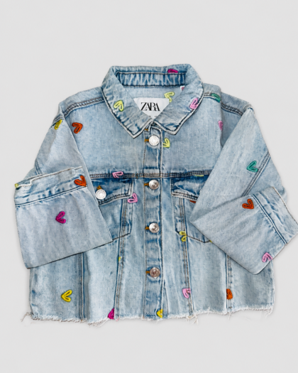 Seconde main – Veste en jean à cœurs brodés