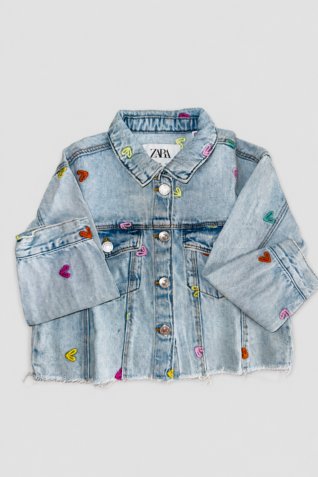 Seconde main – Veste en jean à cœurs brodés