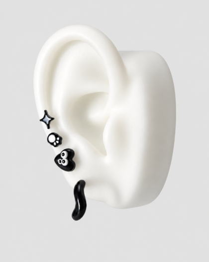Lot de quatre pins noir et blanc