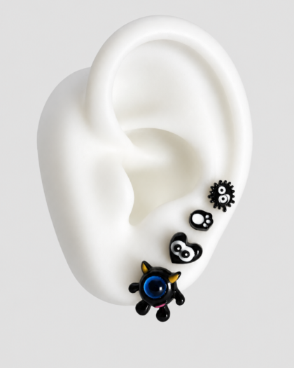 Lot de quatre pins fantaisie noirs