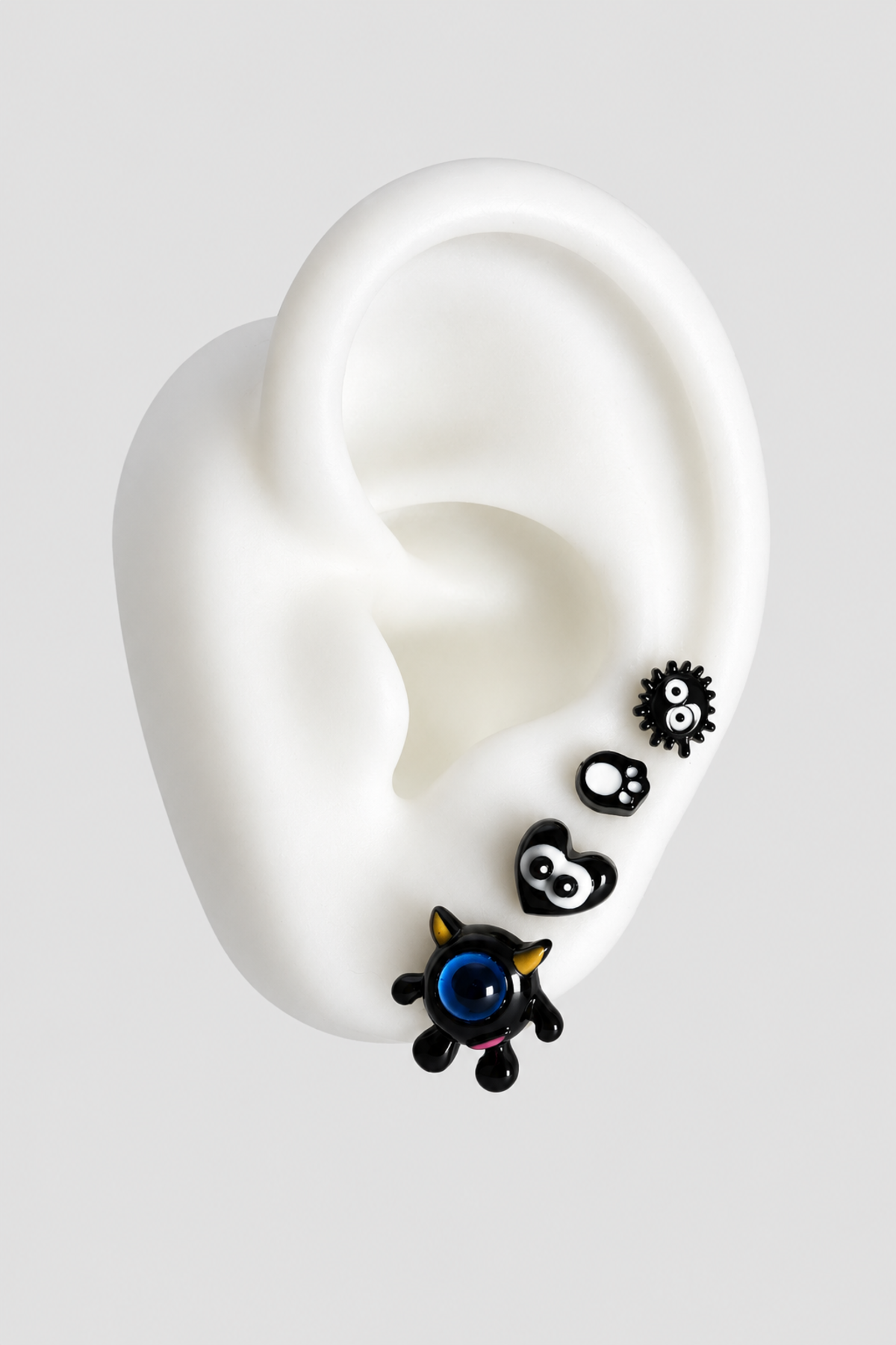 Lot de quatre pins fantaisie noirs