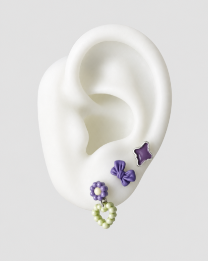 Lot de quatre pins fleurs et nœuds violets