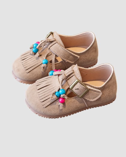 Paire de chaussures pour fille taupe à franges et perles roses et bleues