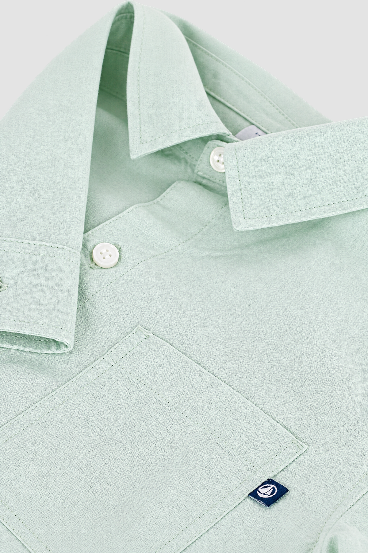 détail de la chemise Petit Bateau vert menthe