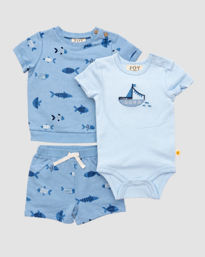 Ensemble bébé J·O·Y 3 pièces bleu : T-shirt à poissons, body à bateau et short assorti