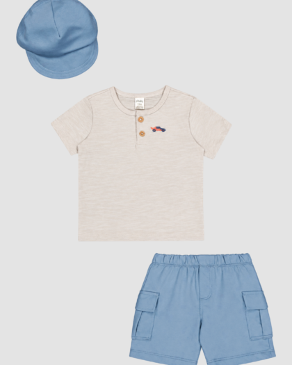 Ensemble bébé Petit Lem : haut écru à motif voiture, short cargo bleu clair et casquette assortie