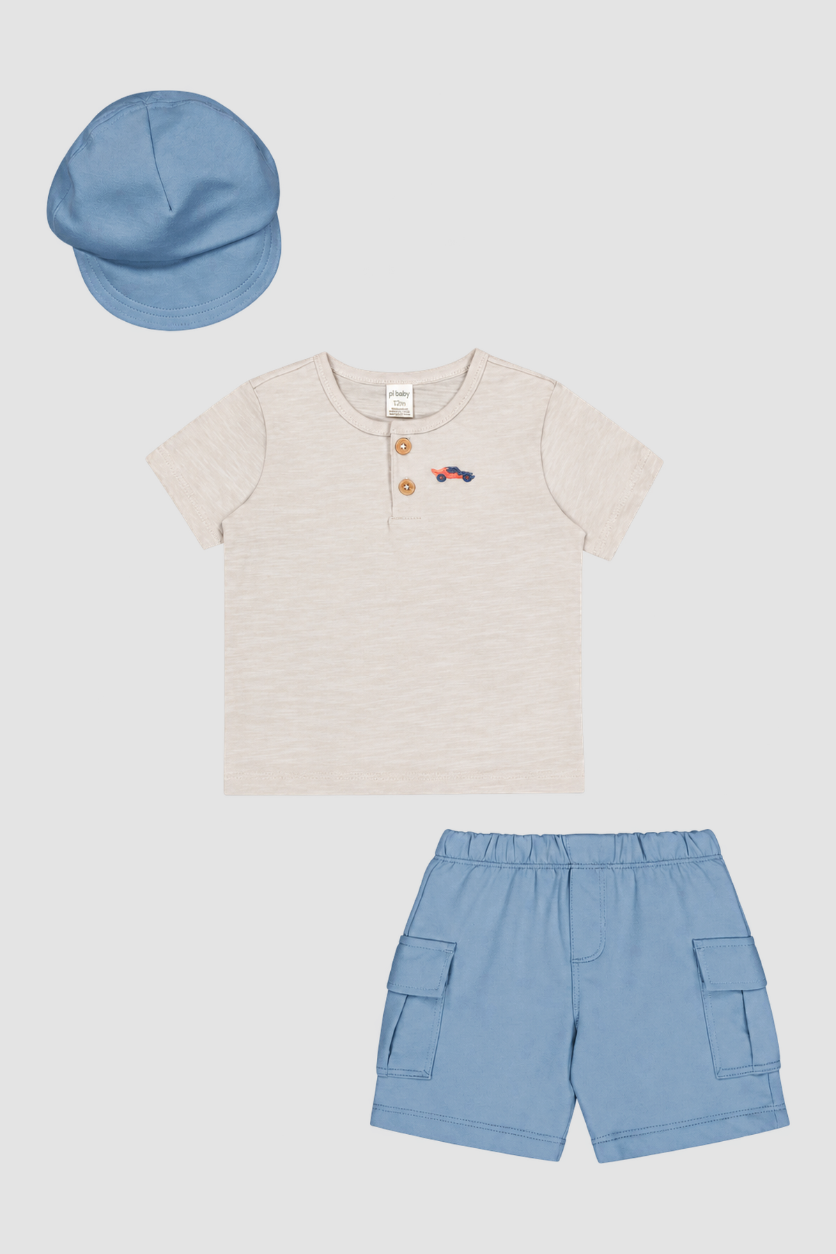 Ensemble bébé Petit Lem : haut écru à motif voiture, short cargo bleu clair et casquette assortie