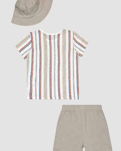 Ensemble garçon 3 pièces : haut rayé, short beige et bob beige