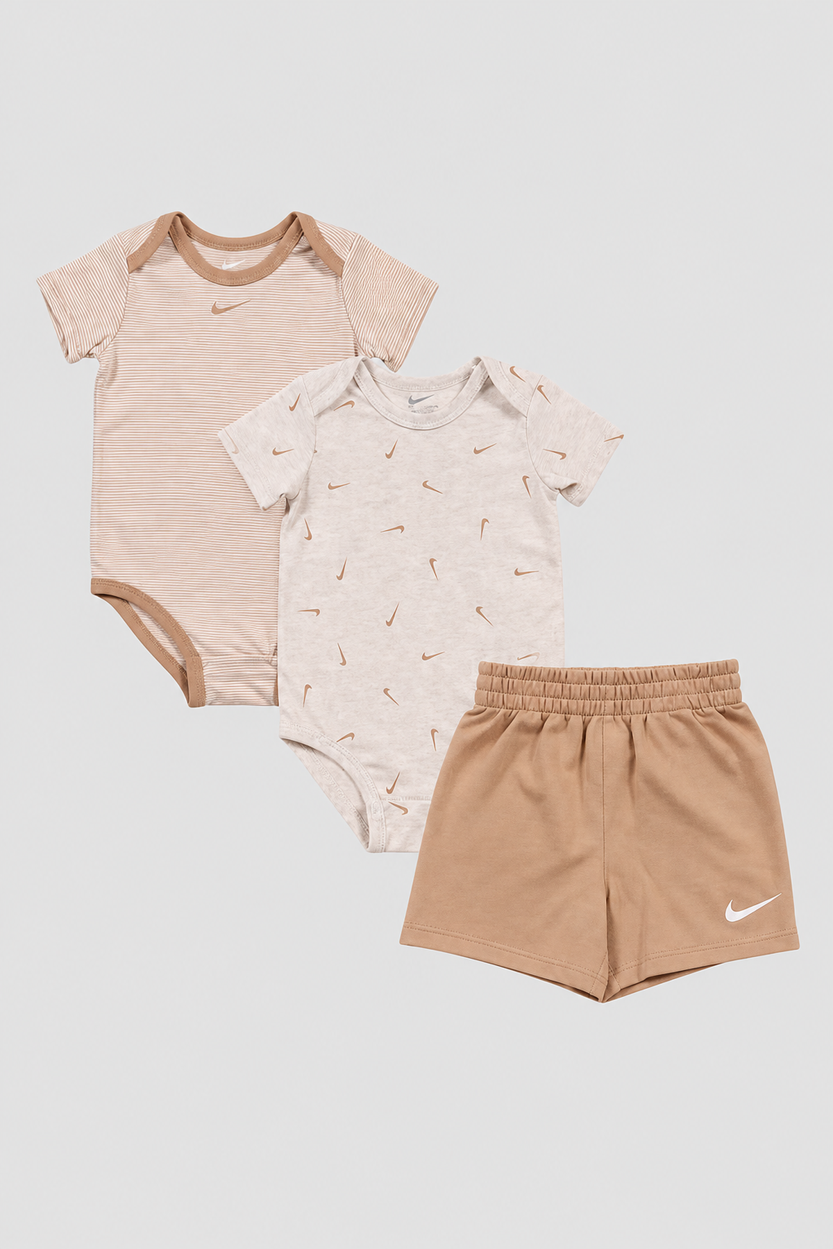 Ensemble bébé Nike beige de 3 pièces : 2 bodies et 1 short, taille 6 mois
