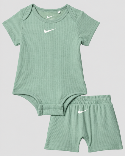 Ensemble bébé Nike body et short vert sauge, taille 0–3 mois