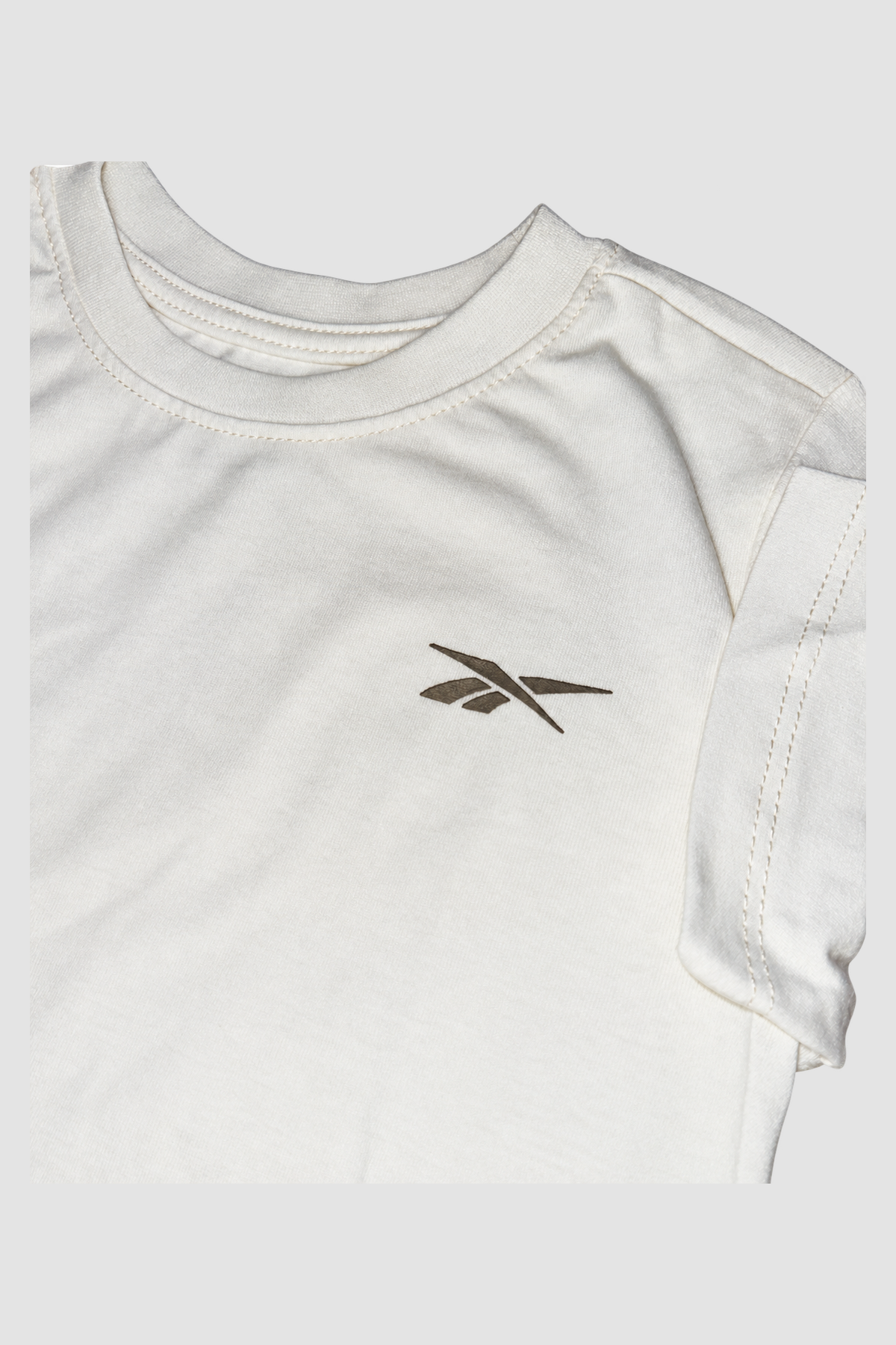 Ensemble garçon T-shirt blanc et short taupe 2 pièces – Reebok (4–5 ans) – Vue de détail