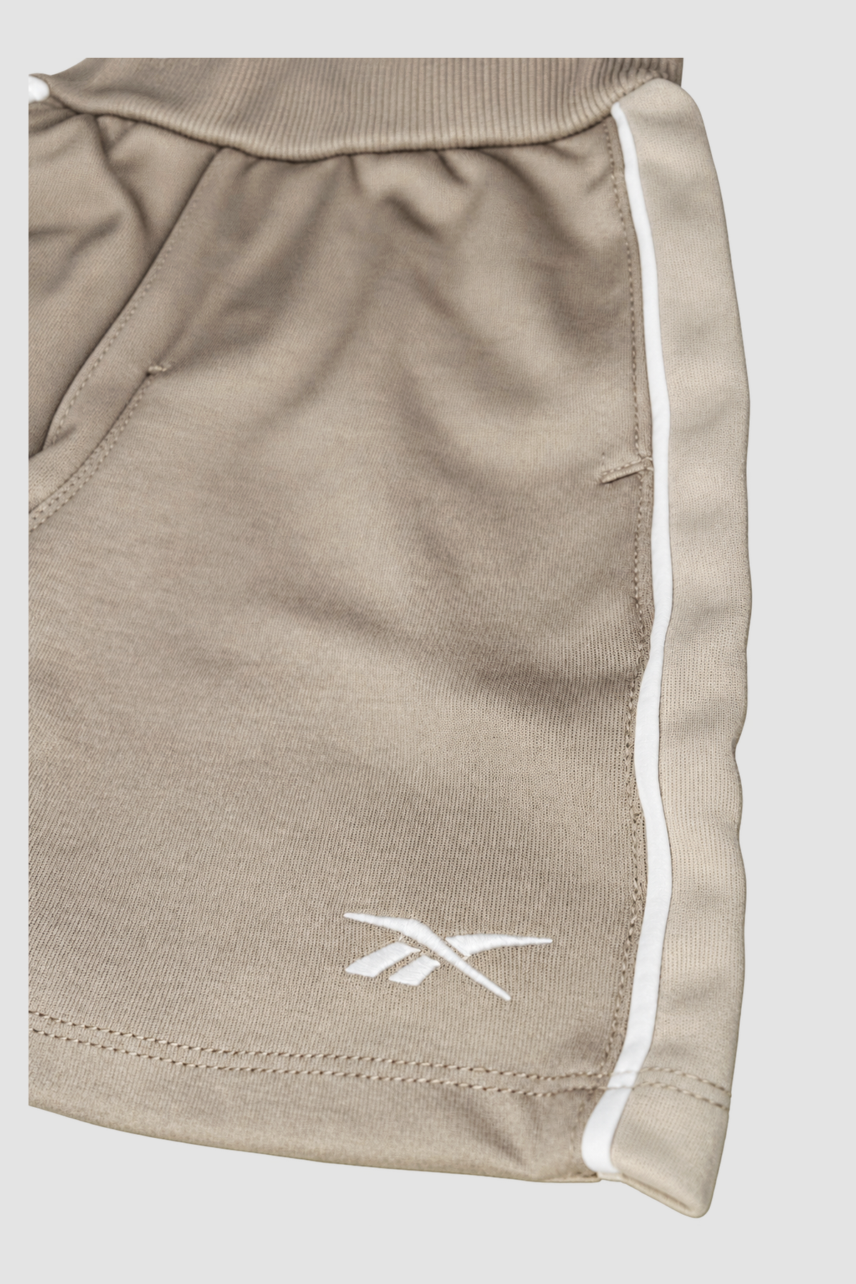 Ensemble garçon T-shirt blanc et short taupe 2 pièces – Reebok (4–5 ans) – Vue de détail