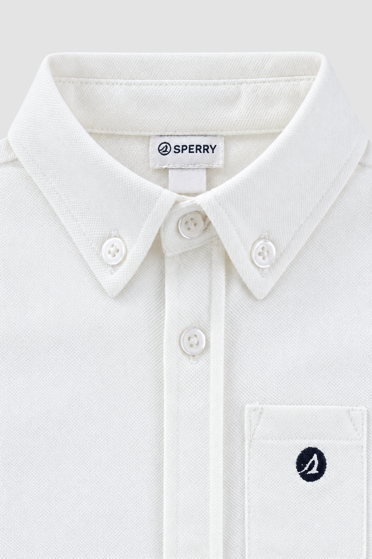 gros plan du col et logo de la chemise blanche Sperry