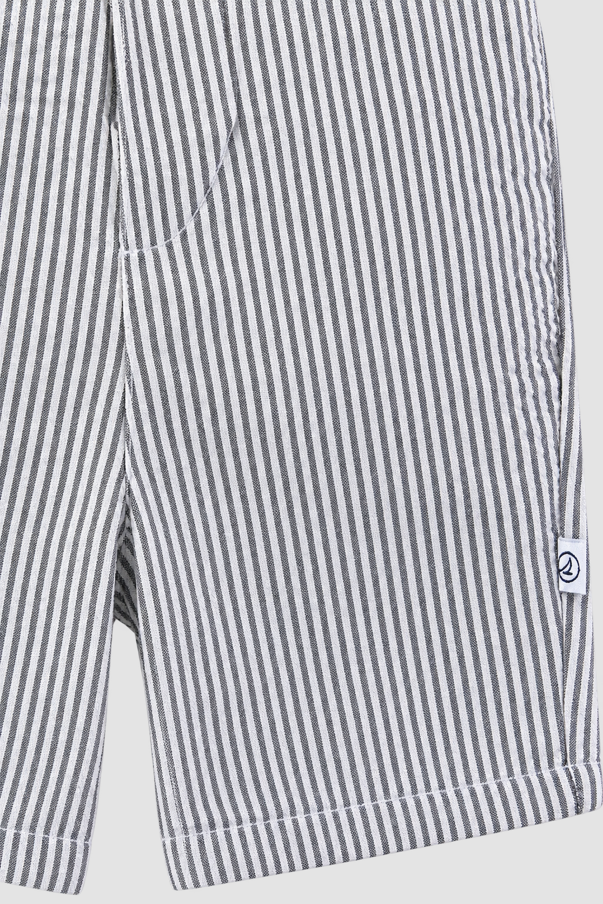 gros plan jambe du short Sperry rayé gris et blanc