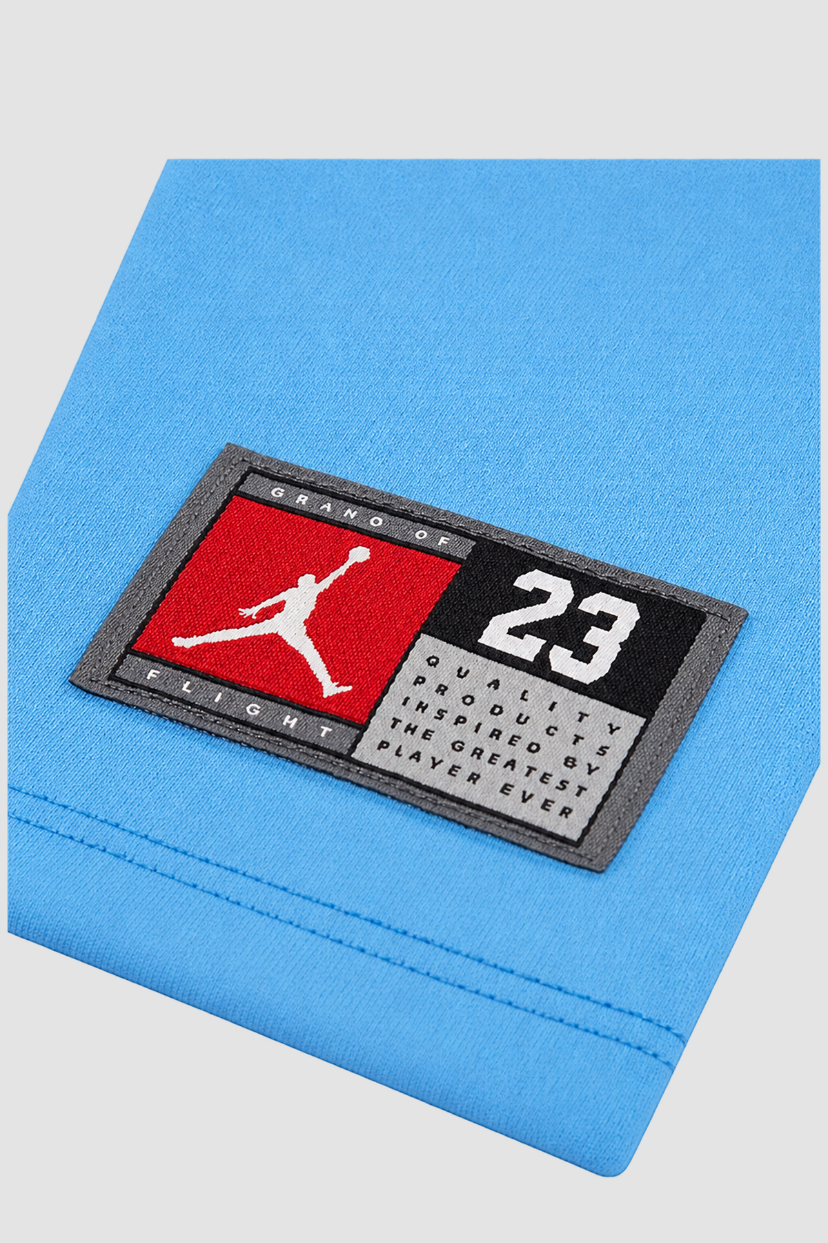 Ensemble bébé garçon T-shirt et short 2 pièces bleu et marine – Jordan (12 mois) – détail de l’écusson