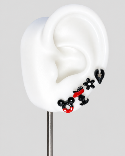 Lot de 4 pins d’oreille noirs et rouges à motifs fantaisie