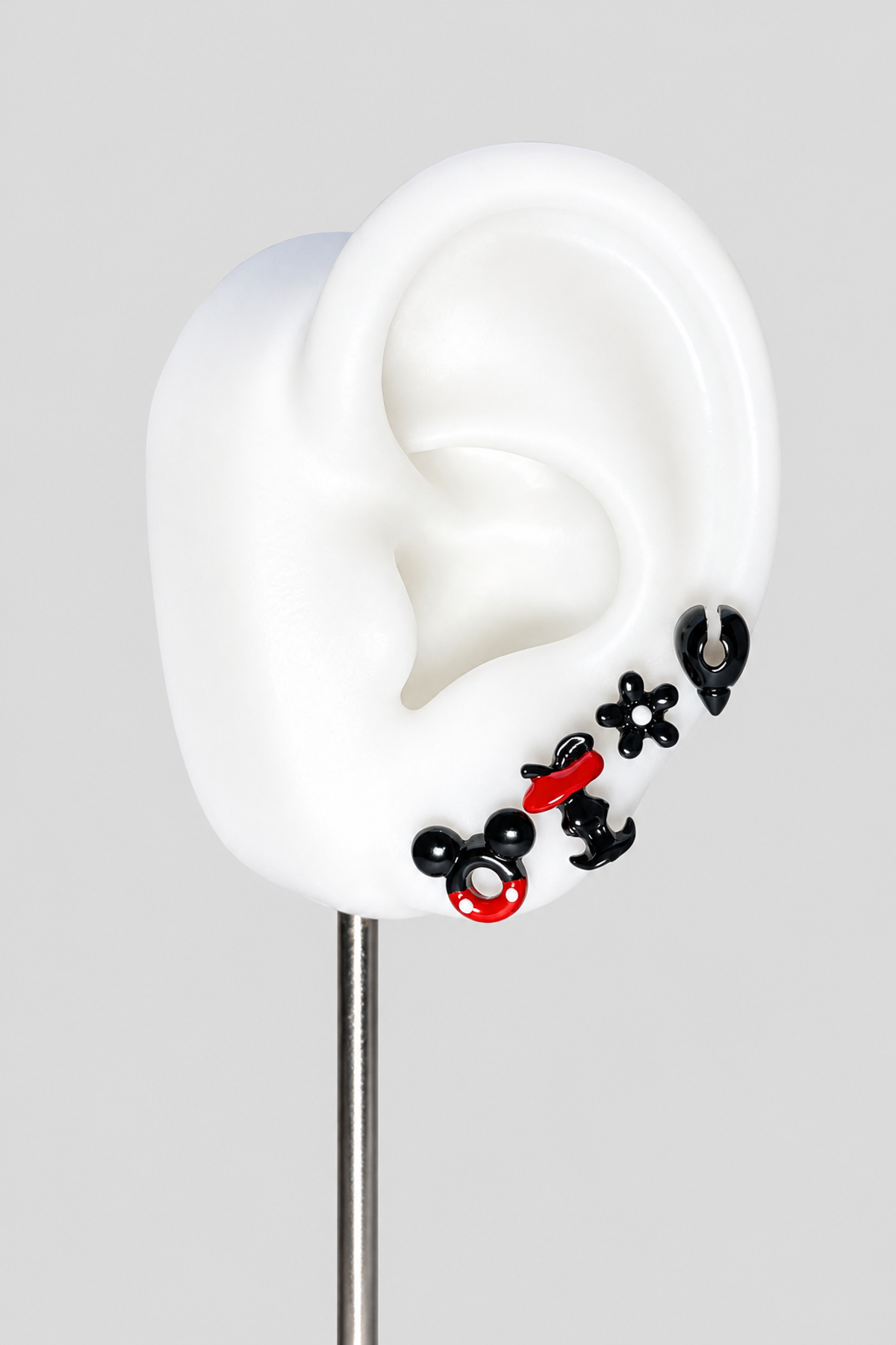 Lot de 4 pins d’oreille noirs et rouges à motifs fantaisie