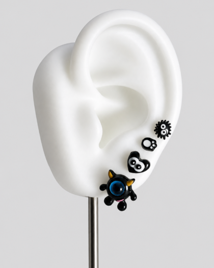 Lot de 4 pins d’oreille noirs à personnages et motifs ronds