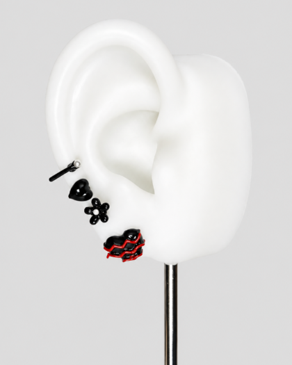 Lot de 4 pins d’oreille noirs et rouges à cœur et fleur