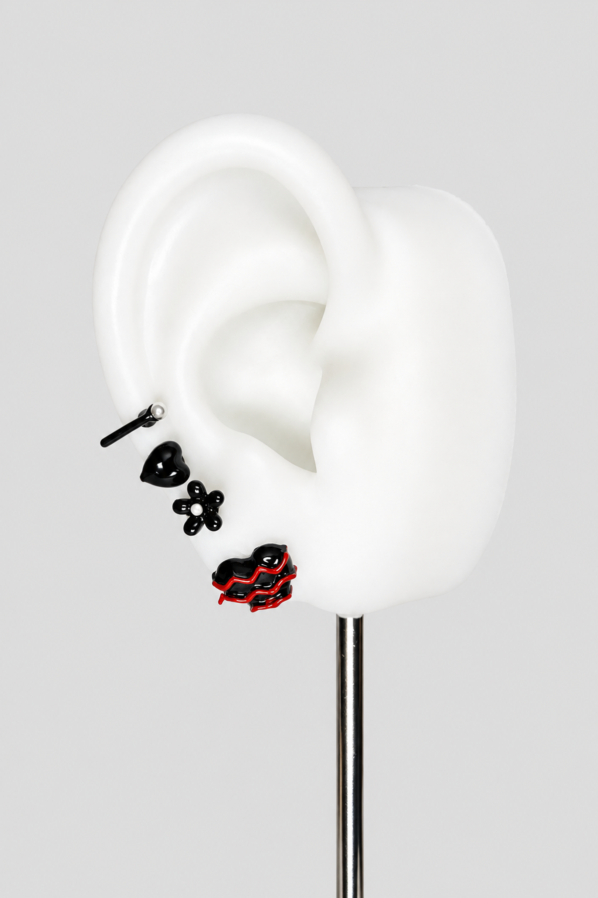 Lot de 4 pins d’oreille noirs et rouges à cœur et fleur