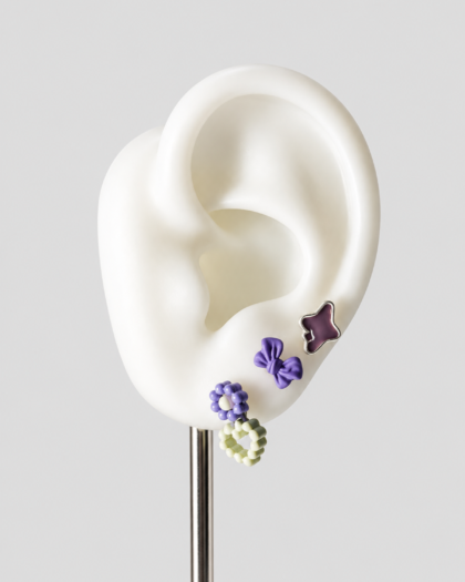 Lot de 4 pins d’oreille violets à fleurs, nœud et étoile