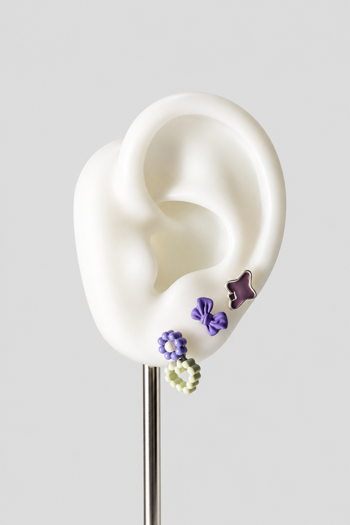 Lot de 4 pins d’oreille violets à fleurs, nœud et étoile