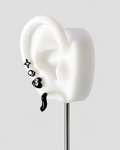 Lot de 4 pins d’oreille noirs et blancs à étoile et pendentif