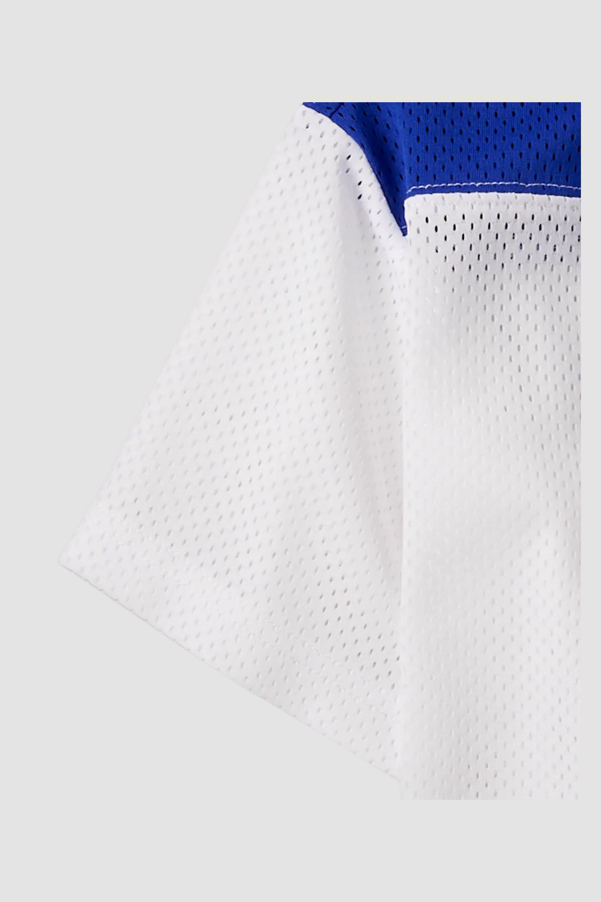 Maillot garçon blanc et bleu « Game Mode 45 » – The Children’s Place (10 et 12 ans) – Vue de détail