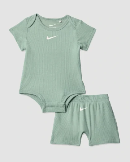 Ensemble Nike Baby body et short vert menthe – 2 pièces (0–3 mois)