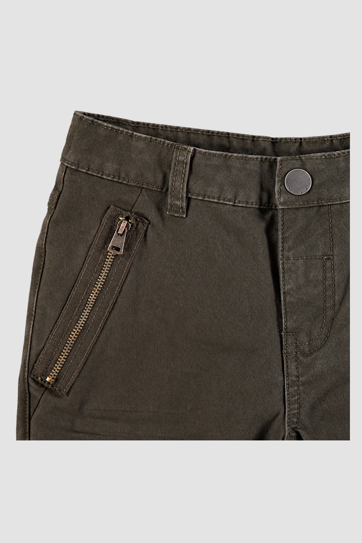 Pantalon garçon kaki foncé à poches zippées (10 ans) – Gros plan