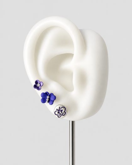 Lot de 3 pins d’oreille violets à fleurs et papillon