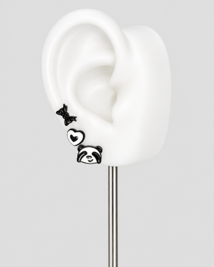 Lot de 3 pins d’oreille noirs et blancs à panda, cœur et papillon