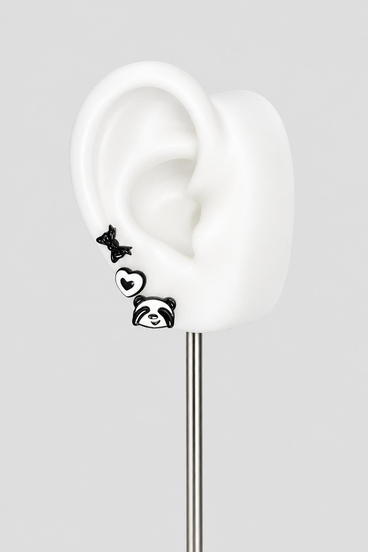 Lot de 3 pins d’oreille noirs et blancs à panda, cœur et papillon