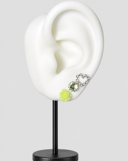Lot de 3 pins d’oreille verts et argentés à rose et cœur
