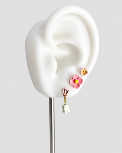 Lot de 3 pins d’oreille roses à fleurs et pendentif