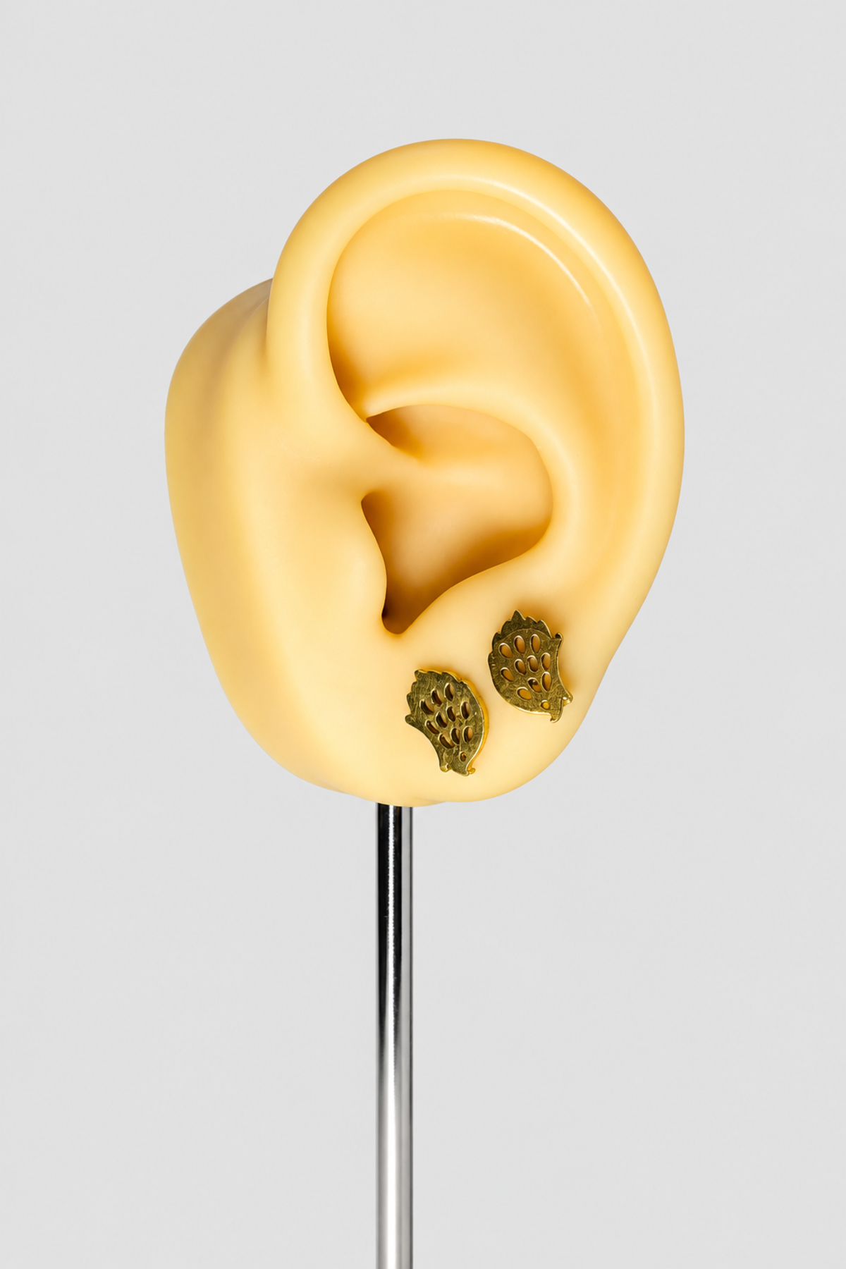 Paire de boucles d’oreilles dorées ajourées en acier inoxydable