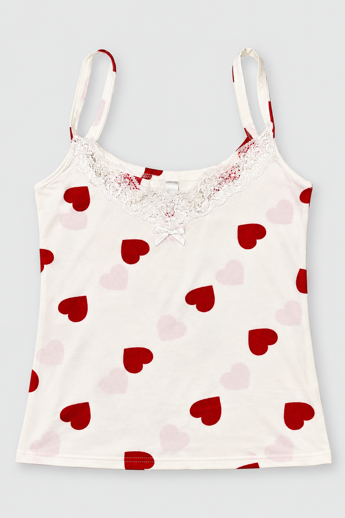Pyjama pour femme – Caraco blanc à cœurs rouges et dentelle – vue entière dépliée sur fond gris clair