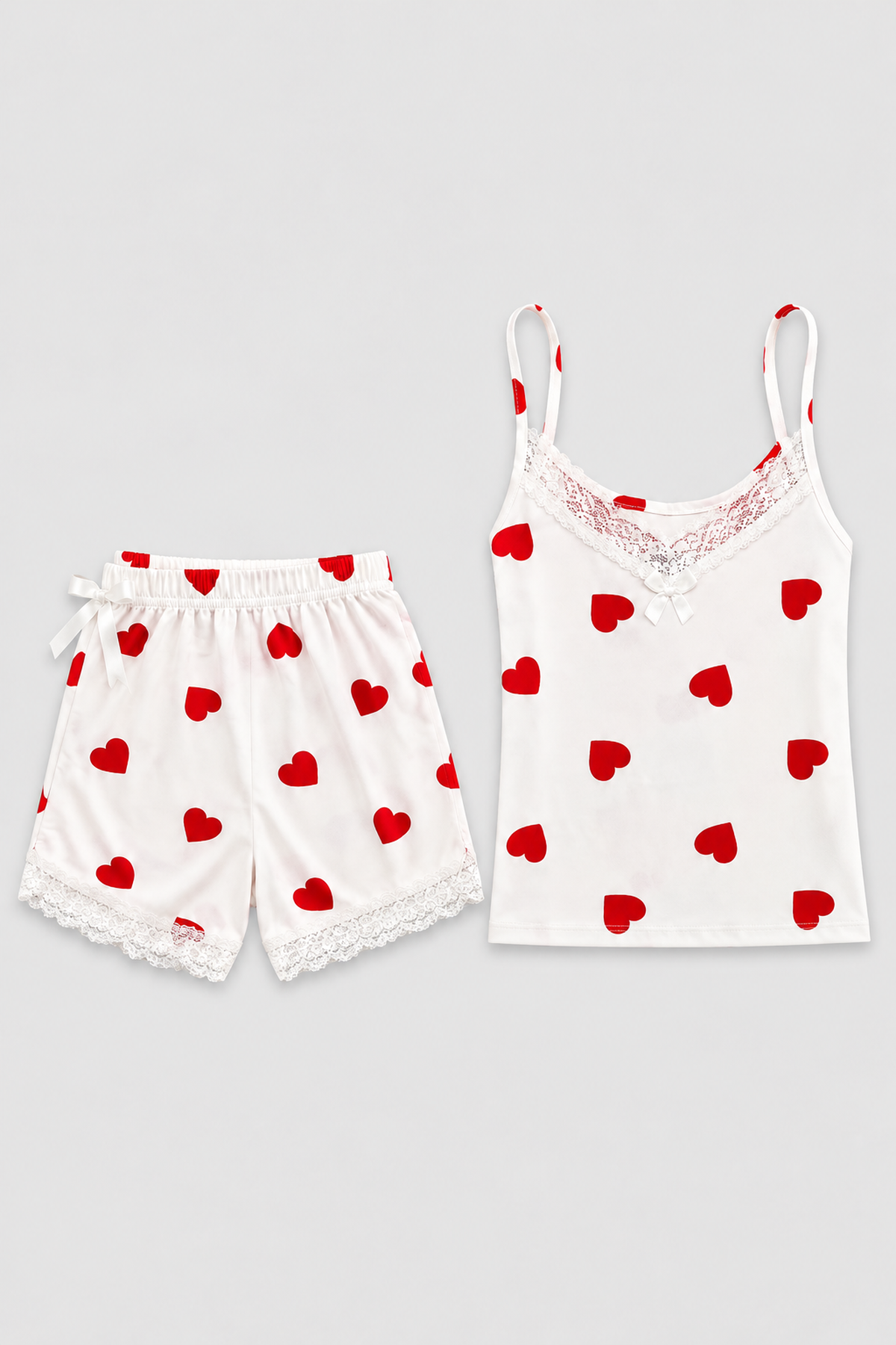 Pyjama pour femme – Ensemble caraco et short blanc à cœurs rouges – vue entière dépliée sur fond gris clair