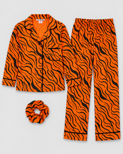 Pyjama pour femme – Ensemble orange à rayures tigre noires Coccolarsi – Ensemble entièrement déplié sur fond gris clair