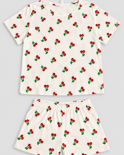 Pyjama pour femme – Ensemble t-shirt et short blanc à motifs cerises – Ensemble entièrement déplié sur fond gris clair
