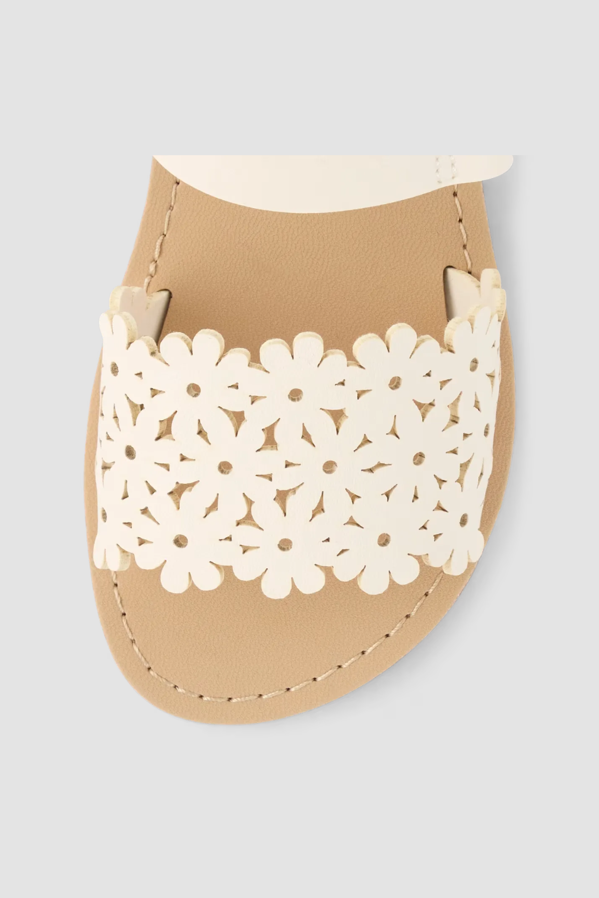 Sandales fille Gymboree blanches à fleurs ajourées – détail des motifs floraux