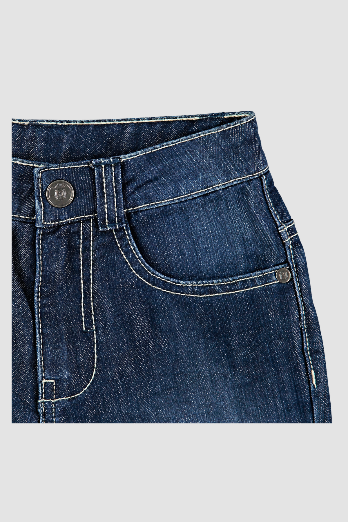 Short garçon en jean bleu à revers (10 ans) – Gros plan
