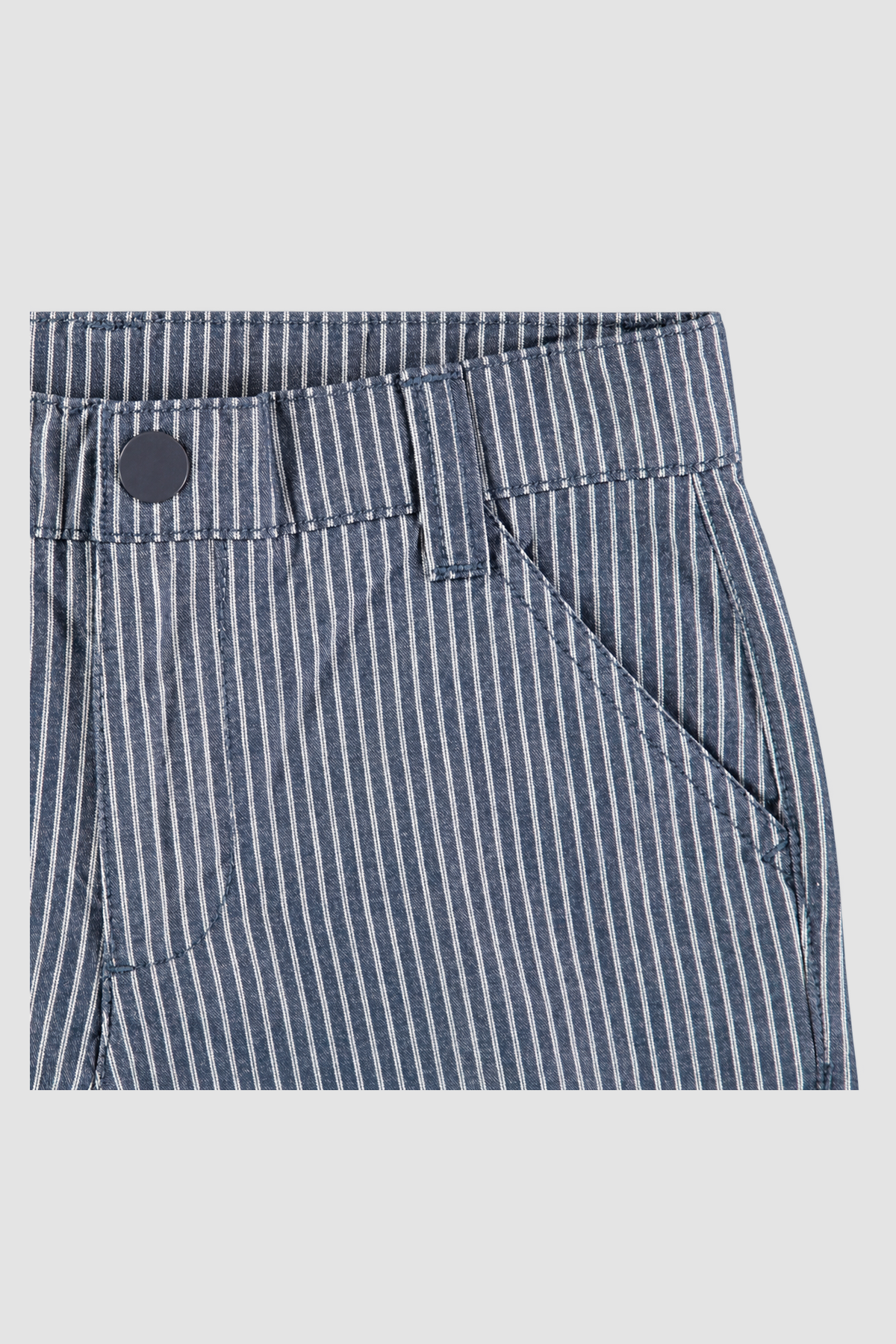 Short garçon bleu à fines rayures et revers – Orchestra (7 ans) – Gros plan